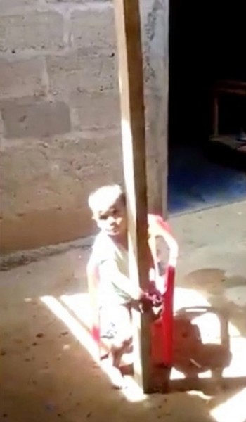 بالفيديو: لحظة تحرير الشرطة لطفل ربطته أمه بعمود