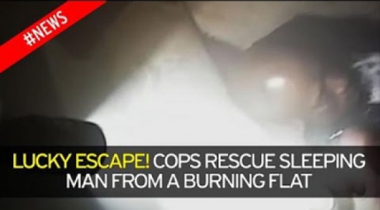 شاهد..  لحظة إنقاذ الشرطة لرجل نائم أثناء حريق في منزله