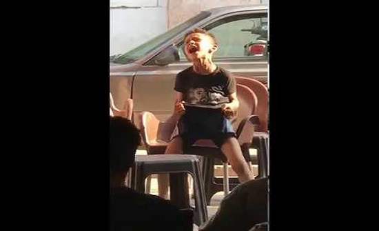 بالفيديو: رد فعل طفل لحظة تصدي الحضري لضربة جزاء السعودية