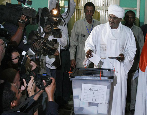 اليوم الاول لانتخابات السودان : اقبال ضعيف .. والبشير يدلي بصوته