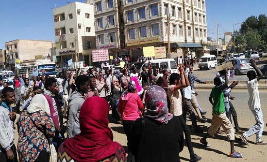 السودان.. دعوة لتظاهرات ليلية وجرعة تهدئة من "المؤتمر"