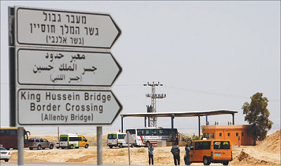 حركة السفر والشحن عبر جسر الملك حسين حركة السفر والشحن عبر جسر الملك حسين