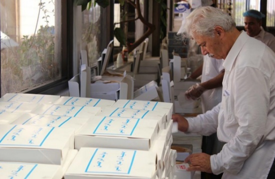 سفارة الإمارات تواصل تقديم وجبات الافطار للفقراء