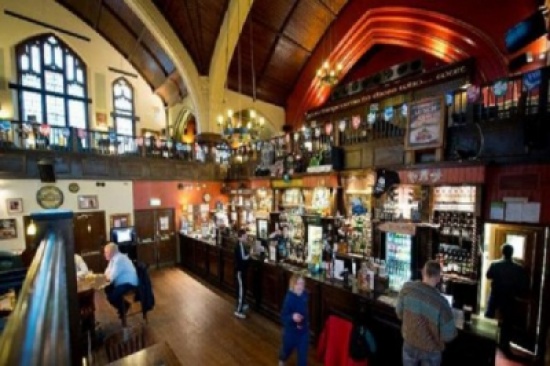 المسلمون وراء إنخفاض عدد الحانات في بريطانيا!