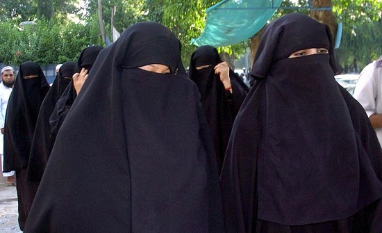 منع النقاب بالمؤسسات التعليمية بالجزائر - فيديو منع النقاب بالمؤسسات التعليمية بالجزائر - فيديو