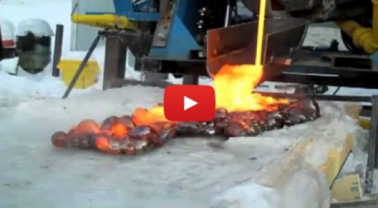 شاهد.. حظة سكب حمم بركانية على الجليد