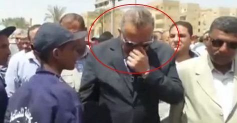 بالفيديو.. محافظ مصري يتفقد عمال النظافة بـ "قرف" ويسد أنفه