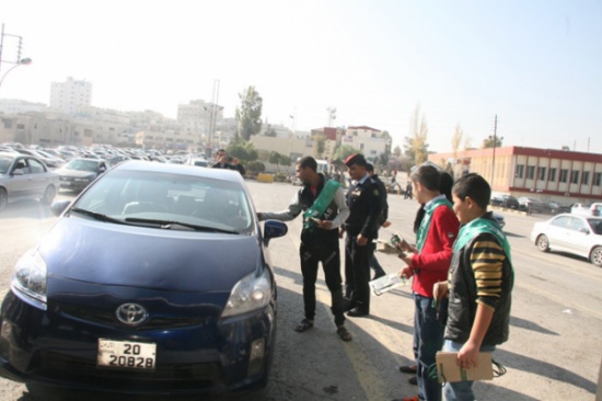 توزيع اكياس النفايات الخاصة بالمركبات في إدارة الترخيص ضمن حملة "عمان بيتنا