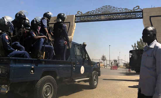 مصادر: اعتقال رئيس البرلمان السوداني في مطار الخرطوم مصادر: اعتقال رئيس البرلمان السوداني في مطار الخرطوم