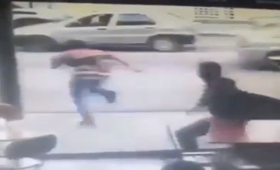 لحظة سرقة هاتف محمول من شخص في مقهى (فيديو) لحظة سرقة هاتف محمول من شخص في مقهى (فيديو)