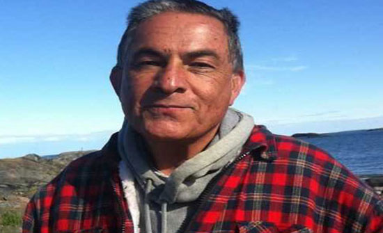 كاتب اسرائيلي يؤدي التحية لغزة