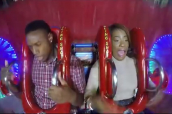 بالفيديو.. رد فعل هستيري لشاب يركب لعبة المنجنيق لأول مرة