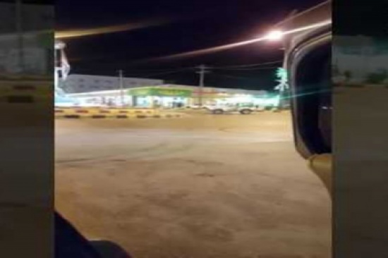 شاهد: عسكري يطلق النار على مركبة مفحط لإيقافه