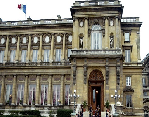 فرنسا: ندين بحزم إطلاق إيران قمراً صناعياً عسكرياً