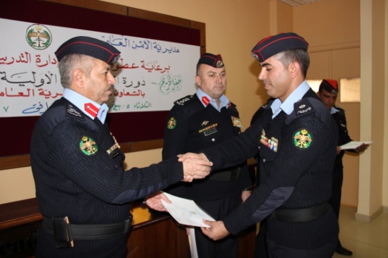 تخريج دورة الإسعافات الأولية والإصابات الرياضية لمرتبات الأمن العام - صور