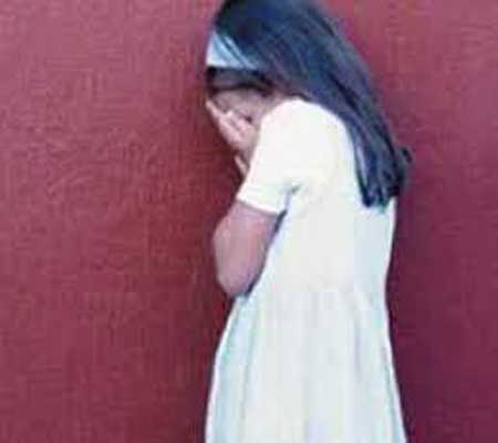 يمني يتحرش بطفلتيه أثناء غياب والدتهما يمني يتحرش بطفلتيه أثناء غياب والدتهما