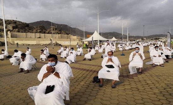 الحجاج يفيضون إلى مزدلفة الحجاج يفيضون إلى مزدلفة