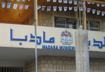 محافظ مأدبا يتفقد أعمال إعادة تأهيل مدخل مأدبا الغربي