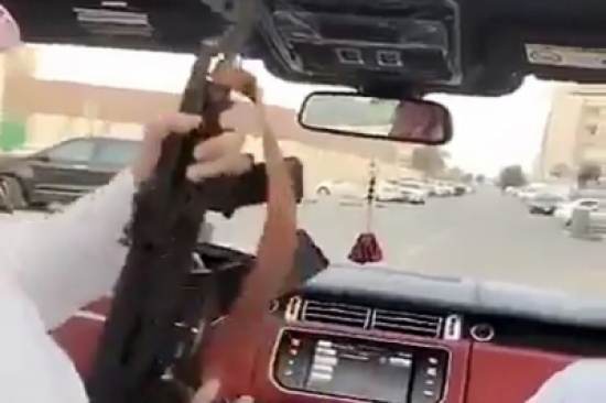 شاهد.. شخص يطلق النار من سلاح كلاشنكوف من داخل سيارته في الشارع العام