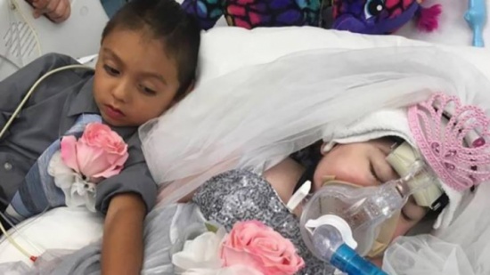 صور| مؤثر.. طفلة تتزوج صديقها قبل 6 ساعات من وفاتها