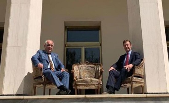 صورة على درج تاريخي تستفز إيران.. ظريف غاضب