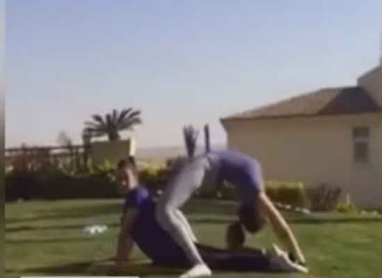 بالفيديو: موقف محرج لياسمين صبري وهي تمارس اليوغا
