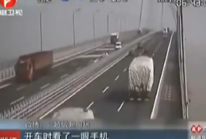 سائق باص إنشغل بالهاتف أثناء القيادة فيسبب حادث عنيف