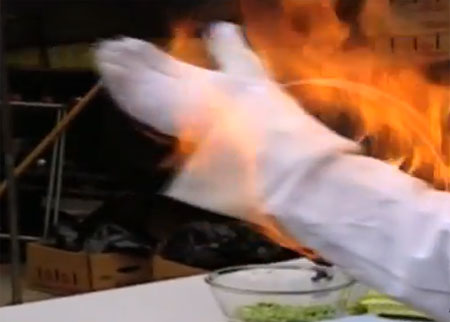 شيف يحترق اثناء الطبخ