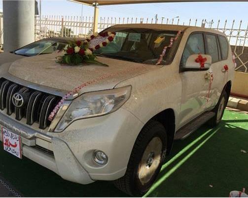 بالصور..سعودية تُهدي زوجها سيارة "برادو" جديدة بمناسبة عيد زواجهما