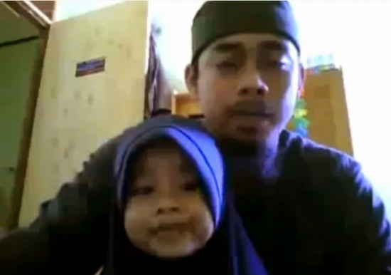 رجل وابنته يذهلون الناس في قراءة القرآن