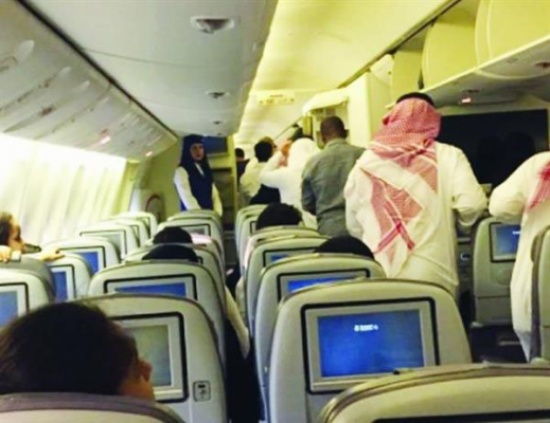 سعودي يعتدي بـ ضربة رأسية على مشرف رحلة بسبب والدته! سعودي يعتدي بـ ضربة رأسية على مشرف رحلة بسبب والدته!