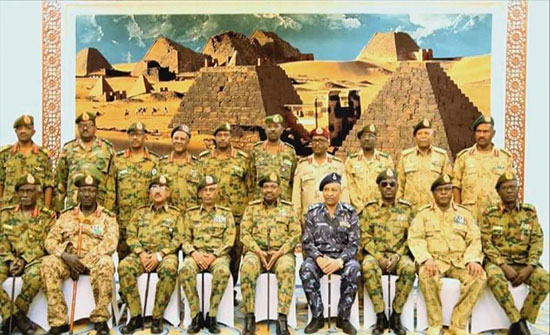 البشير يعيد قادة عسكريين للخدمة ويعين وزير دولة للدفاع