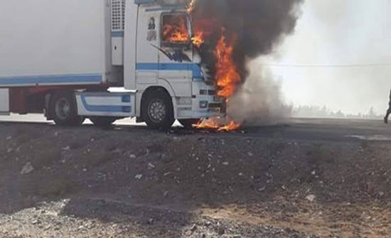 بالصور : اشتعال شاحنة يؤدي الى اغلاق طريق الازرق بالصور : اشتعال شاحنة يؤدي الى اغلاق طريق الازرق