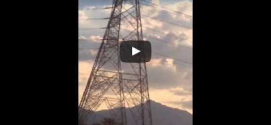 فيديو| سعودي يخاطر بحياته ويسير على سلك الكهرباء!