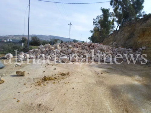 الطفيلة: مواطن يغلق طريقا نافذا بقرار قضائي
