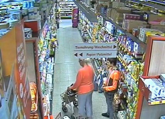 شاهد.. مراهق يتسلل خلف امرأة ويسرقها بخفة غير عادية