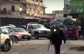 شاهد.. رجل يُهشم زجاج السيارات