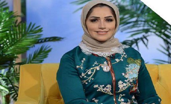 مذيعة كويتية تتغزل بزميلها على الهواء -فيديو مذيعة كويتية تتغزل بزميلها على الهواء -فيديو