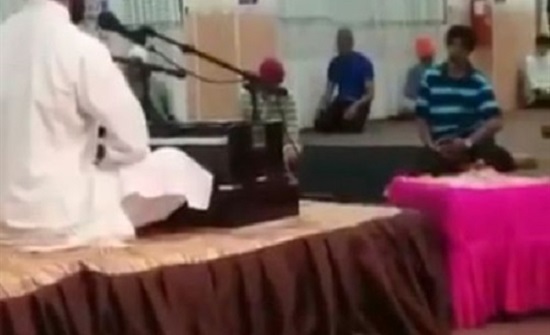 بالفيديو : معبد للسيخ يفتح أبوابه لرجل مسلم للصلاة بالفيديو : معبد للسيخ يفتح أبوابه لرجل مسلم للصلاة