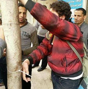 معاقبة متحرش بربطه في شجرة.. والفتاة تصفعه على وجهه معاقبة متحرش بربطه في شجرة.. والفتاة تصفعه على وجهه