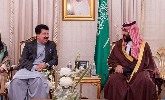 ولي العهد السعودي يغادر باكستان بعد زيارة استغرقت يومين