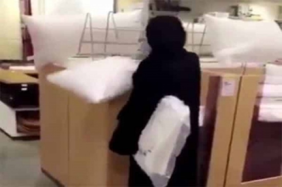 شاهد: بأغرب طريقة.. سيدة في السعودية تجرب وسادة نوم
