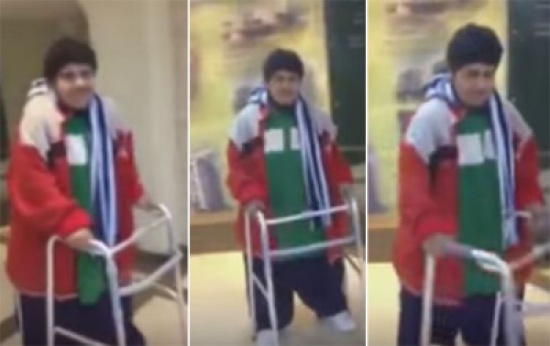 فيديو: مريض السمنة خالد شاعري صاحب الـ 810 كيلوجرامات يمشي على قدميه لأول مرة فيديو: مريض السمنة خالد شاعري صاحب الـ 810 كيلوجرامات يمشي على قدميه لأول مرة