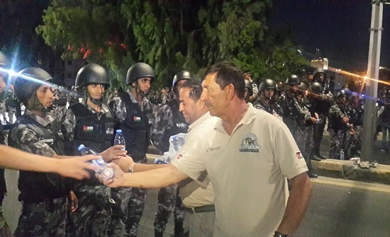 صور : توزيع المياه على الامن والمحتجين في الرابع صور : توزيع المياه على الامن والمحتجين في الرابع