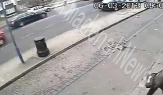 بالفيديو: صدمتها سيارة ودهستها حافلة و"نجت بحياتها" بالفيديو: صدمتها سيارة ودهستها حافلة و"نجت بحياتها"