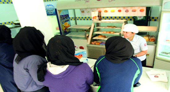 طالبات يستخدمن مساحيق تجميل لمشـاهدة أفلام «الكبار» طالبات يستخدمن مساحيق تجميل لمشـاهدة أفلام «الكبار»