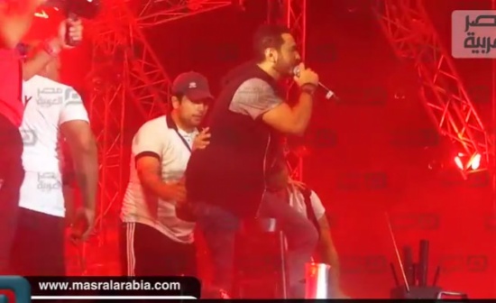 بالفيديو.. يسجد لله شاكراً.. لتقبيله تامر حسني! بالفيديو.. يسجد لله شاكراً.. لتقبيله تامر حسني!