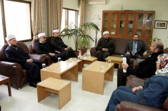 وفد من دائرة الإفتاء العام يزور "الأردنية"