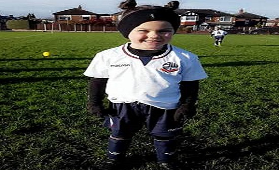 طفلة تصبح حديث الإنترنت لمهارتها في كرة القدم (فيديو )