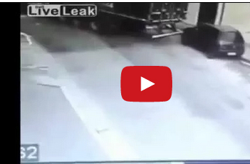 شاهد.. شاحنة ضخمة تسرق سيارة بدون قصد